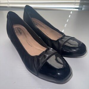 Clarks Women's Glossy Black Flats sz 6.5